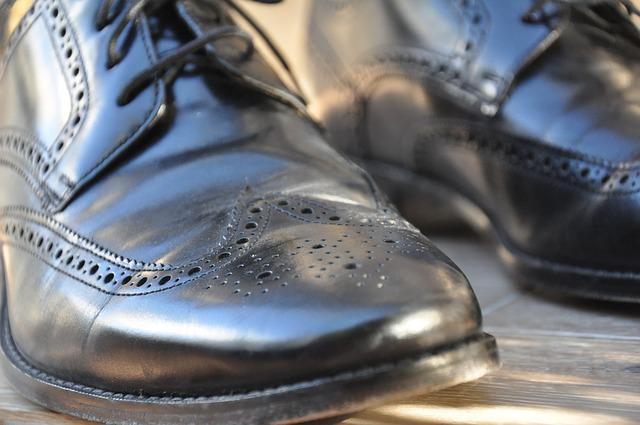 The Dos and Don'ts of Choosing Dress Shoes for a Suit StudioSuits The Dos and Don'ts of Choosing Dress Shoes for a Suit StudioSuits