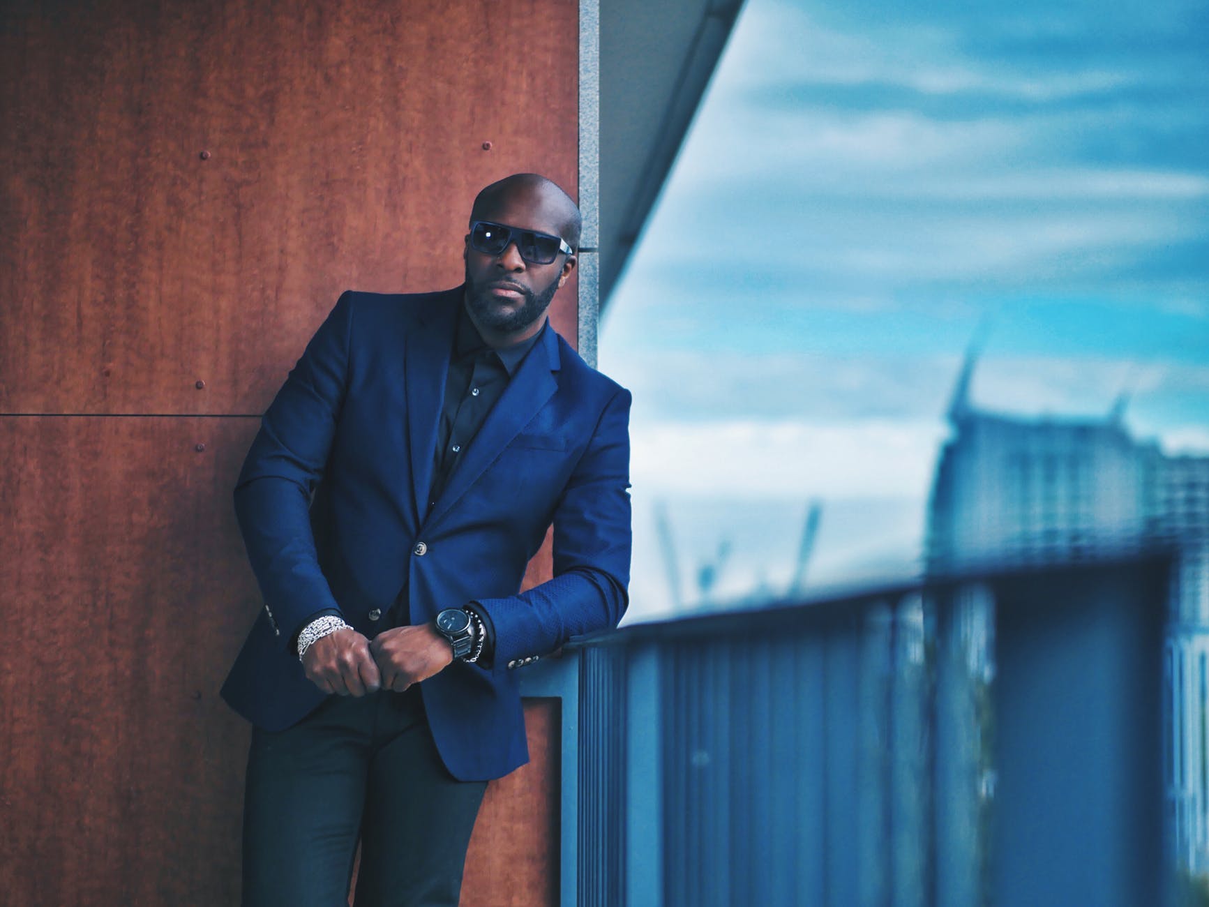 The Dos and Don'ts of Choosing a Dress Shirt to Wear With a Suit StudioSuits The Dos and Don'ts of Choosing a Dress Shirt to Wear With a Suit StudioSuits
